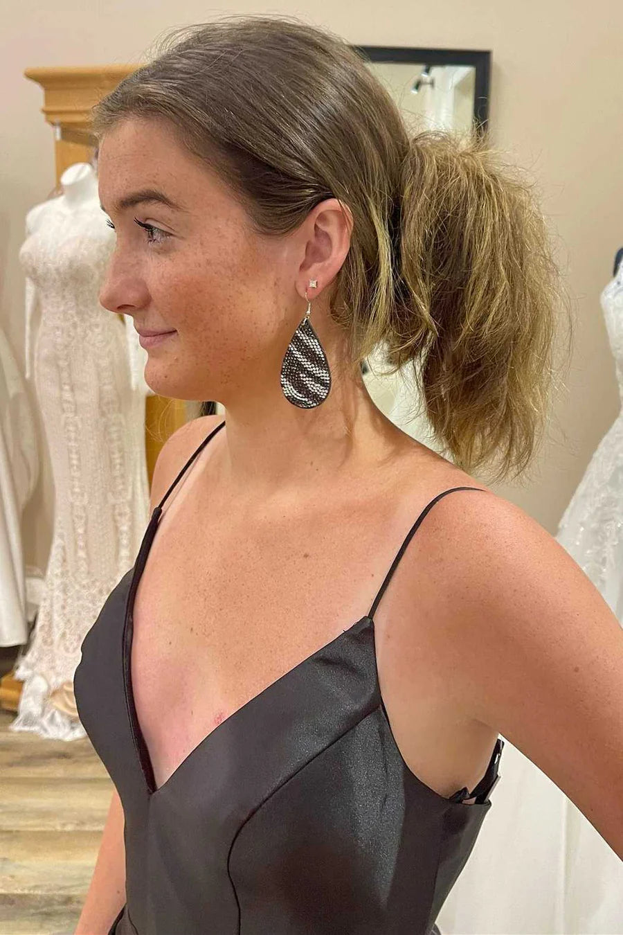 Vestido corto de fiesta con escote en V, tirantes finos y corte A